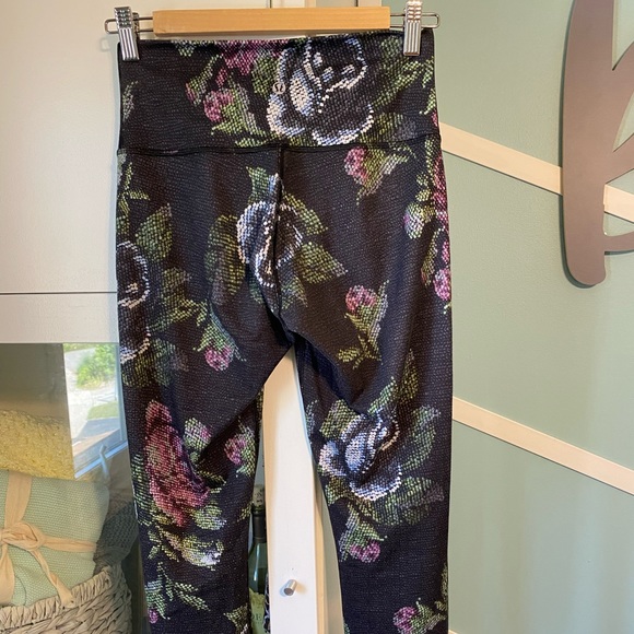 Lululemon high times 7/8 pant garden party - Picture 2 of 2